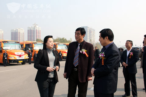 恒通客车副总经理雷燕聆听用户声音