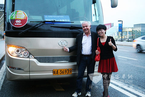 吉姆·罗杰斯与安凯工作人员在尊荣AK9前合影