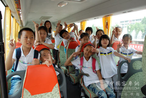 中通专用校车LCK6800DX给孩子带来了安全与快乐