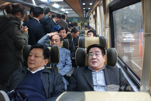 与会领导及专家集体参观样车并亲身乘坐体验中通世纪星