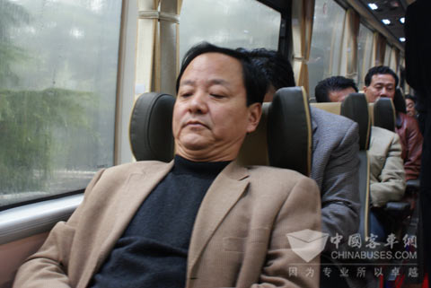 山东省交通运输厅副厅长高洪涛亲身乘坐体验