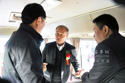 江汽集团董事长左延安省交通厅罗厅长参观宝斯通