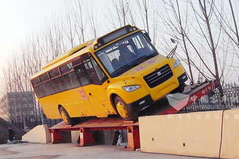 校车LCK6100DX侧翻前