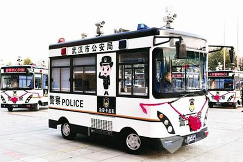武汉街头扬子江纯电动客车新成员——流动警务室