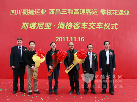 苏州金龙与斯堪尼亚中国领导向客户递交金钥匙