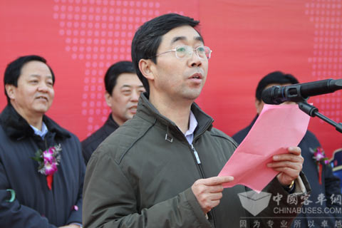 副总经理宓保伦介绍“万辆校车进校园”规划