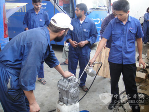 大金龙优质服务“朝觐”车辆 