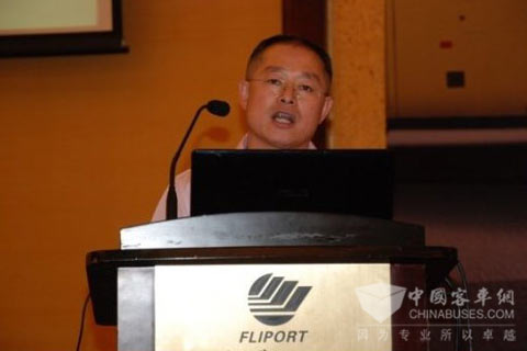 青年客车销售总监叶银洪详细介绍了青年客车的新技术、新车型