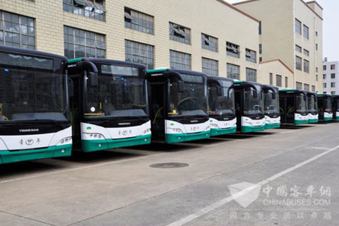 青年JNP6120GHP-1混合动力城市客车整齐排列