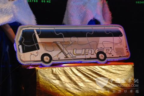 众人同心协力完成的X-liner客车拼图，拉开了青年“传承·超越”年会的序幕