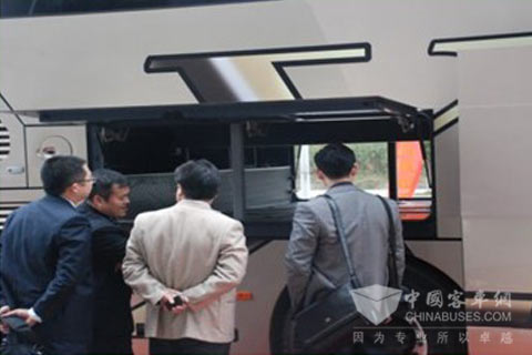 郑健副总裁为嘉宾介绍X-liner的超大行李箱