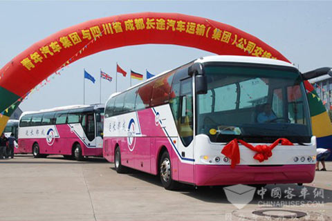 2011年首批交付成都长运的16辆青年豪华旅游车缓缓驶出集团厂区大门
