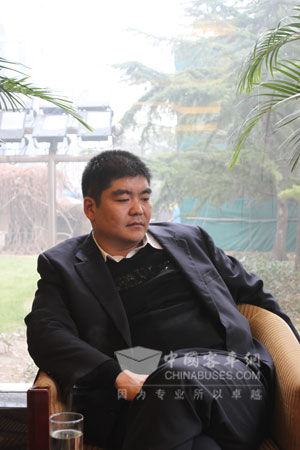 洛阳市汇宾汽车旅游公司总经理郝丰乐接受记者采访