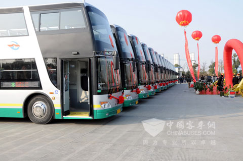 20辆双层巴士披红挂彩整装待发