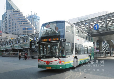 双层巴士从始发站出发