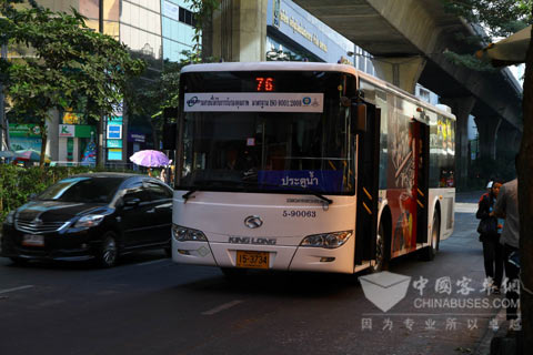 运行于曼谷76路公交的大金龙CNG公交车