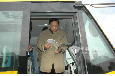郝远副省长登车参观