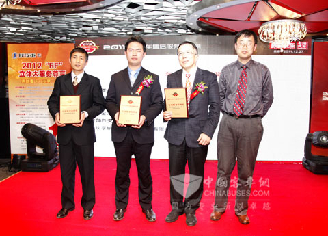 金旅售后服务中心副主任颜春成（左一）上台领奖