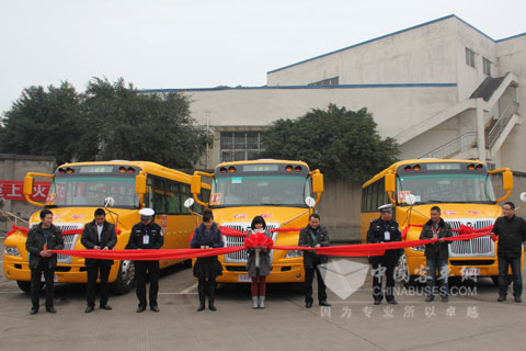 新校车剪彩仪式活动现场