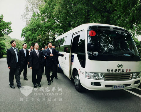 温家宝总理在大连达沃斯视察安凯新能源客车