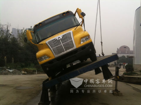 恒通6104侧翻现场