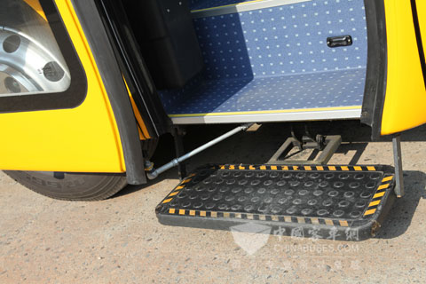 海格智慧安全校车伸缩踏板