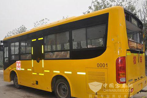 江淮校车侧翻后车体结构框架无丝毫变化