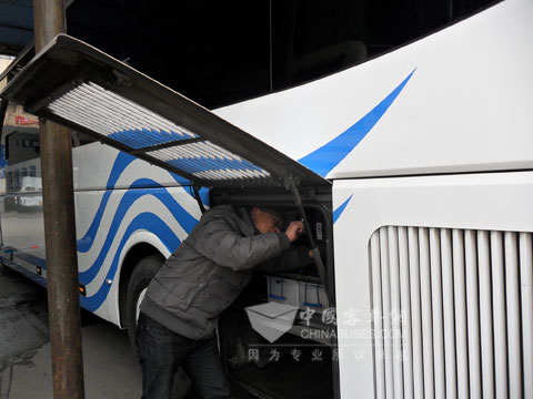 尚建杰在仔细检修车辆