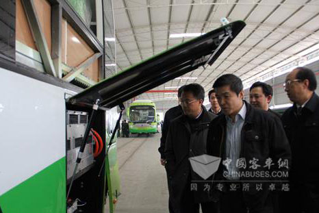 欧阳明高教授一行（中）参观恒通电动客车公司