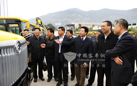 1-海翼集团董事长郭清泉(右三)、金龙汽车集团董事长谷涛(右一)与厦门金旅总经理叶宏廷(右四)陪同厦门市市长刘可清(右二)参观厦门金旅校车