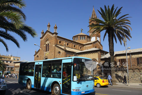 金龙客车畅行在厄立特里亚风景如画的大街小巷