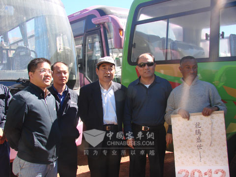 中国驻厄大使李连生、经商参赞张友华在大金龙售后服务工程师的陪同下参观援厄客车