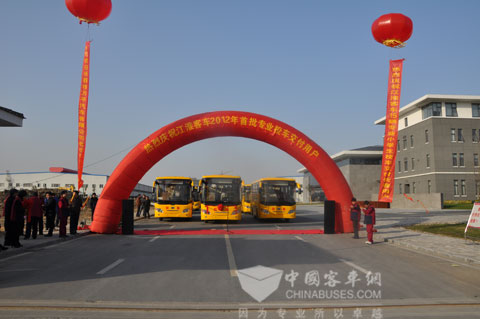 15辆江淮校车整装待发