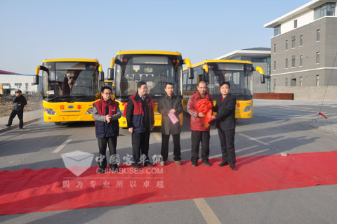 交接仪式上相关领导合影留念