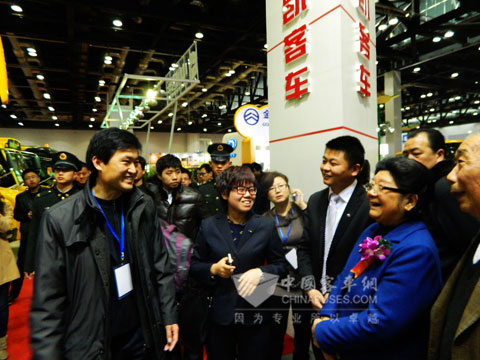 顾秀莲参观安凯客车