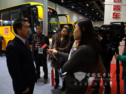 新华社等主流媒体采访安凯校车