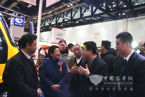 苏州金龙总工程师邱峰向顾秀莲介绍海格智慧安全校车