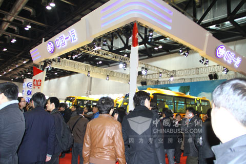 一汽校车展台人流涌动