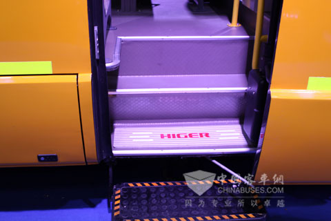 海格智慧安全校车伸缩踏板方便孩子上下车