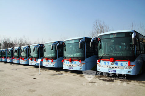 整装待发的安凯快充式纯电动公交车