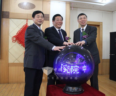 李海平董事长、张旋宇市长、冯吉平校长按下启动球