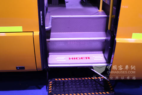 海格智慧安全校车伸缩踏板方便孩子上下车