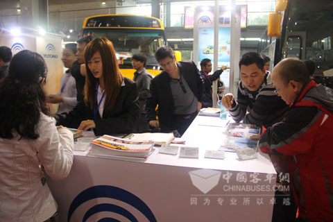 宇通校车展台前人流不断 