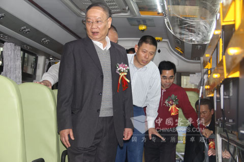广东教育局领导到宇通校车内体验考察