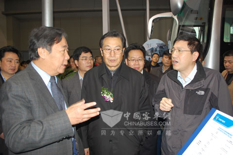 福田欧辉客车事业部刘国强副总经理(右一)向参会领导介绍欧辉展车