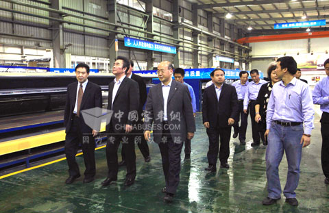 1-厦门金旅总经理叶宏廷(左一)陪同上海交运(集团)公司董事长陈辰康(左二)、大众交通(集团)股份有限公司董事长杨国平(左三)参观金旅生产线