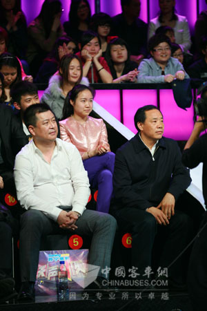 陈逢干先生(右)捐五辆海格校车