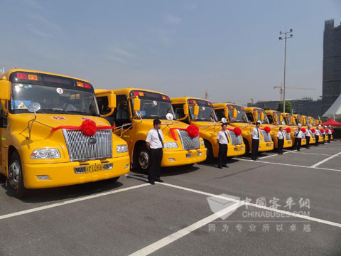 现场启用的宇通大鼻子专用校车