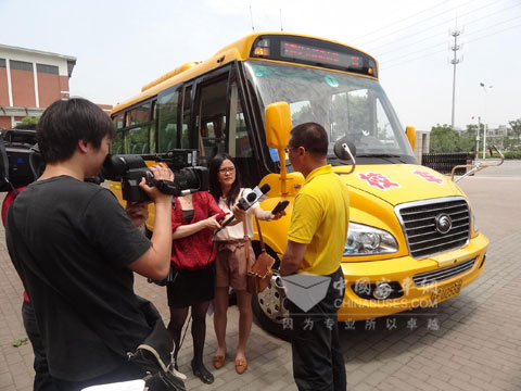 宇通技术人员介绍宇通专用校车