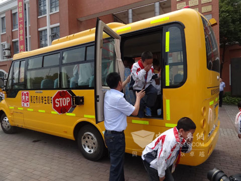 模拟逃生演练现场